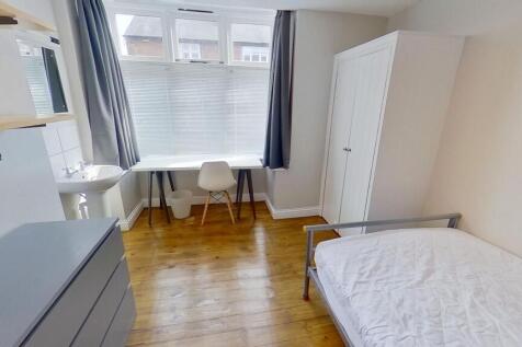 Bright, neatly presented single bedroom with wo...