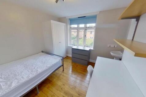 Bright, tidy single bedroom with wooden floors,...