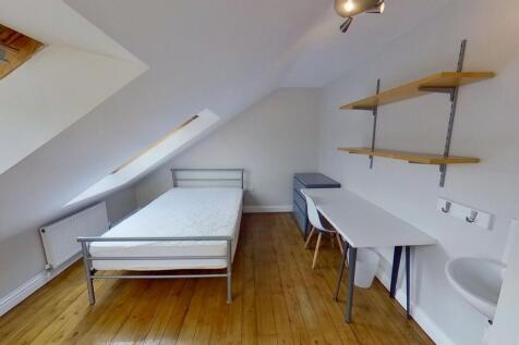 Bright, well-presented attic bedroom with a sin...