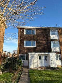 Bright, well-kept three-storey terraced home wi...