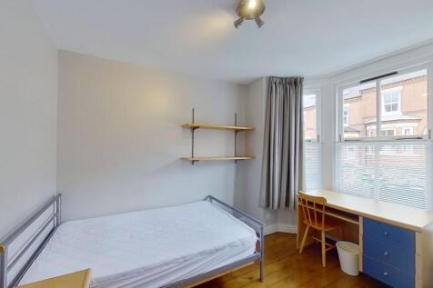 Bright, tidy double bedroom with a bay window l...