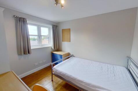Bright, tidy single bedroom with a double-heigh...