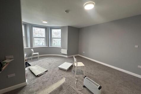 Bright, newly refurbished living space with a l...