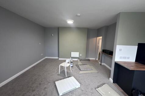 Bright, freshly redecorated living space with n...