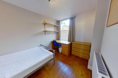 Bright, tidy single bedroom with wooden floors,...
