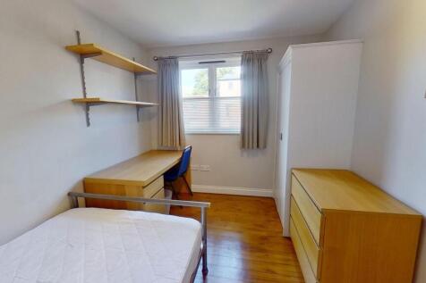 Bright, tidy single bedroom with wooden floors,...