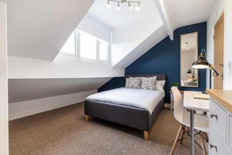 Bright, well-presented double bedroom with a co...