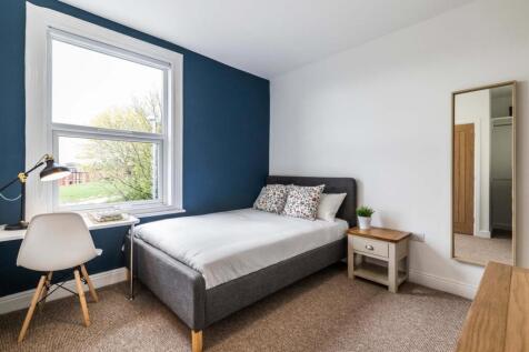 Bright, neatly presented bedroom with a comfy d...