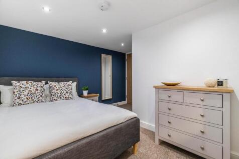 Well-presented double bedroom with a comfy doub...
