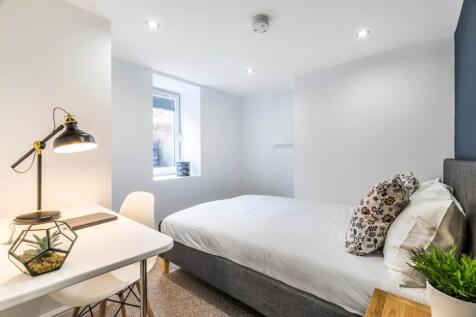 Bright, modern double bedroom with a comfortabl...