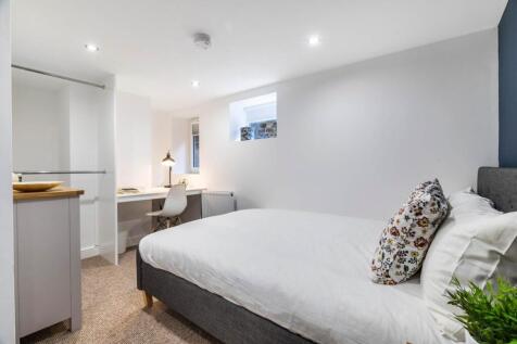 Neatly presented double bedroom with a comforta...
