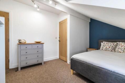 Bright, neatly presented double bedroom with a ...