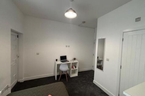 Bright, freshly painted single bedroom with a n...