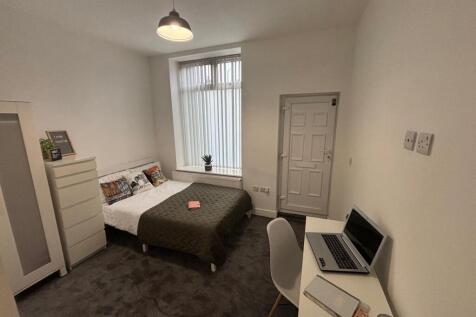 Bright, well-presented double bedroom with a co...