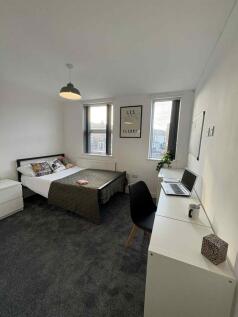 Bright, well-presented double bedroom with a co...