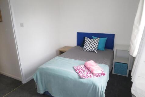 A cozy and inviting double bedroom, perfect for...