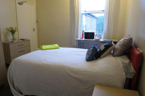 Bright, neatly presented double bedroom with a ...