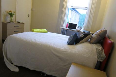 Bright, neatly presented double bedroom with a ...