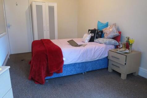 Well-presented bedroom with a comfortable doubl...