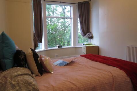 Bright double bedroom with a large bay window o...