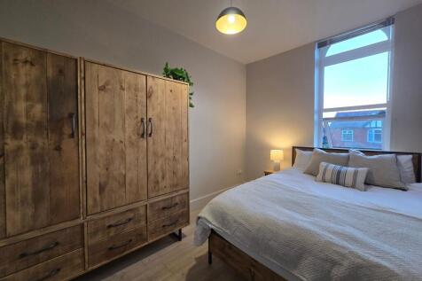 Bright, well-presented double bedroom with a la...