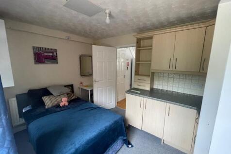 A cozy double bedroom featuring a comfortable b...