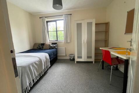 A spacious and tidy double bedroom with good na...