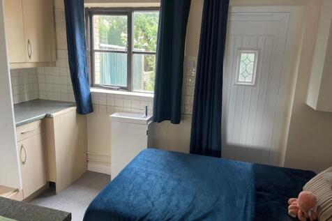 A cozy and inviting double bedroom with good na...