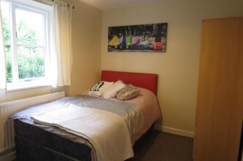 A cozy and inviting double bedroom with good na...