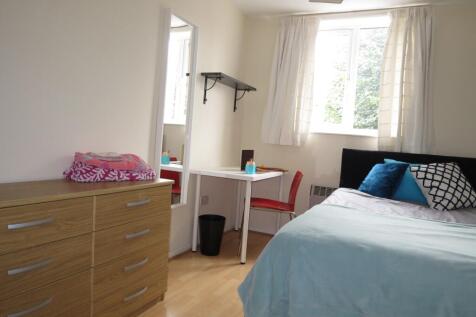 A bright and inviting double bedroom with a com...