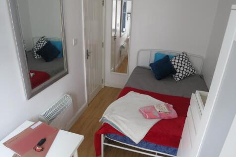 A cozy and inviting double bedroom featuring a ...