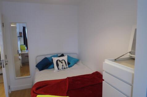 A cozy and inviting double bedroom featuring br...