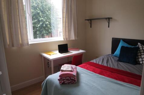 Bright, neatly presented double bedroom with a ...