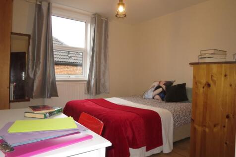 Bright, well-presented double bedroom with a co...