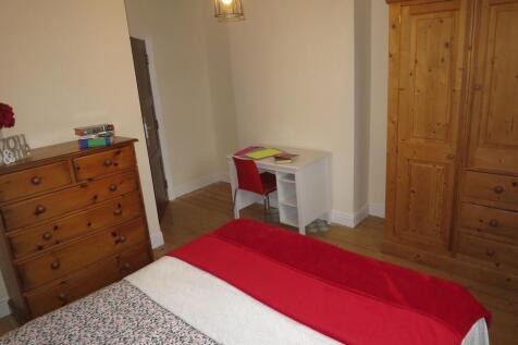Bright, well-kept double bedroom with a comfort...