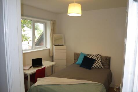 Bright, tidy double bedroom with a comfortable ...