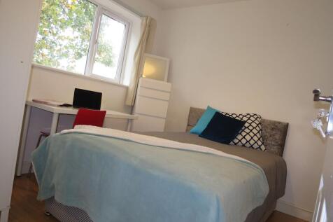 Bright, well-presented double bedroom with a co...