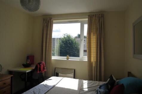 Bright, neatly presented double bedroom with a ...