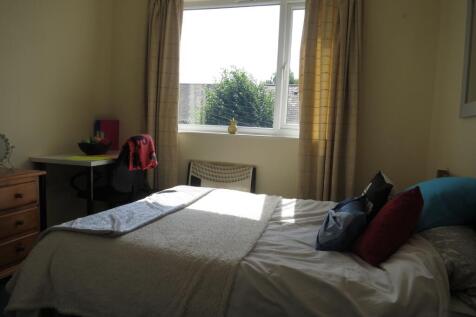 Bright, neatly presented double bedroom with a ...