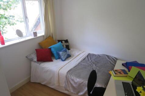 Bright single bedroom with a comfortable bed dr...