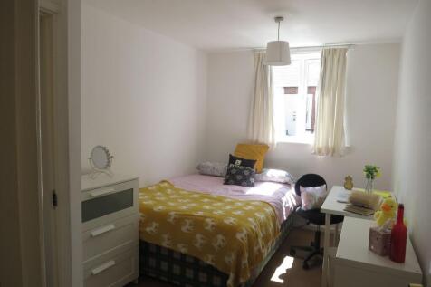 Bright, simply furnished double bedroom with a ...