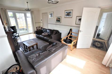 Bright, well-presented living room with hardwoo...