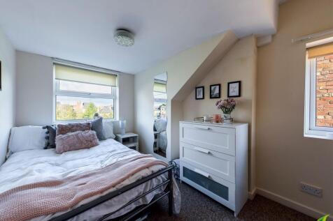 Bright, cosy double bedroom with a comfortable ...