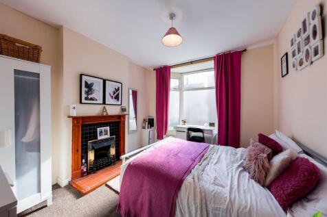 Bright, neatly presented double bedroom with a ...