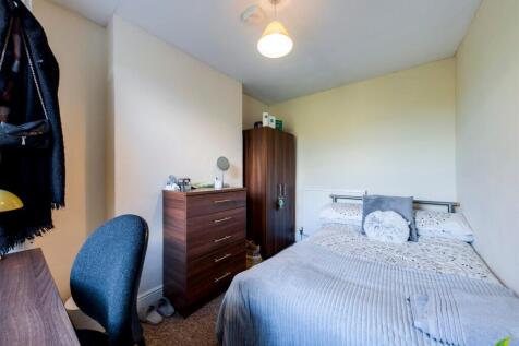 Well-presented single bedroom with a cosy doubl...