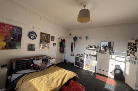 Bright, well-kept double bedroom with a large w...