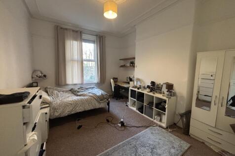 Bright, well-furnished double bedroom with a la...