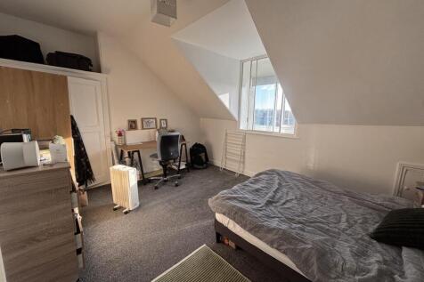 Bright attic double bedroom with a comfortable ...