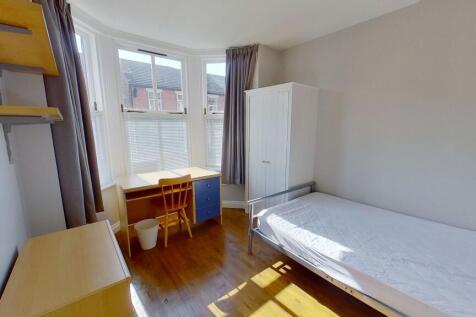Bright, well-presented single bedroom with a co...