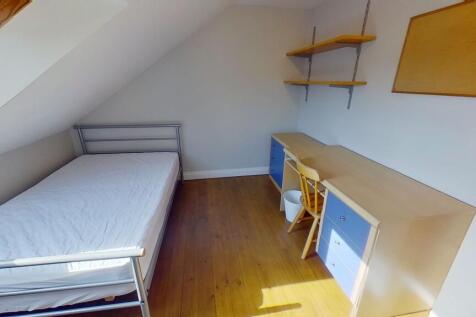 Bright, neatly presented attic bedroom with a s...